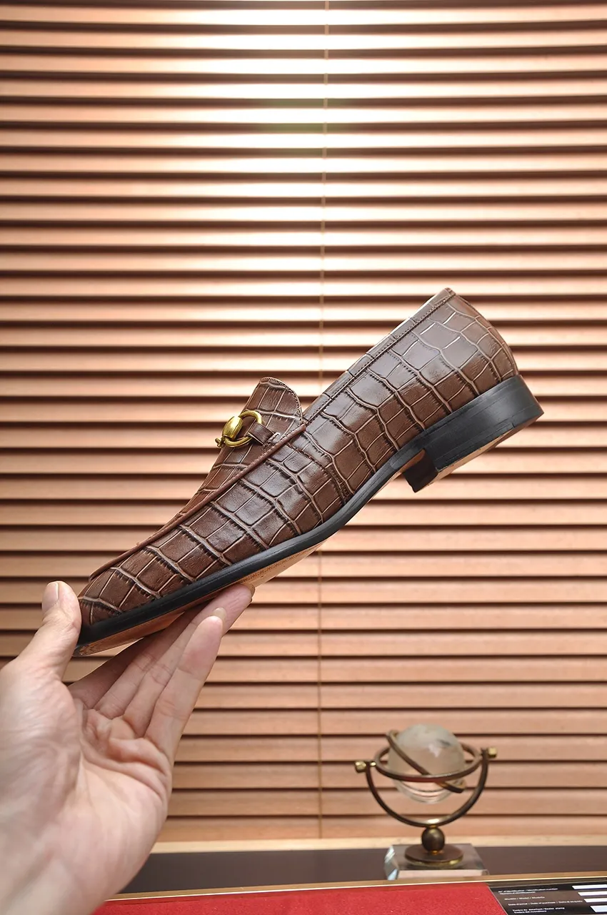 Men's shoes💰500💶Italy's top luxury men's shoe giant (GUCCI) (Gucci) (full cowhide lining) new arrival🍃Original European style🔰 Pleasant to the eye😍In order to make the shoes more durable and non-deformable🌀The production continues to follow traditional methods but there is still no lack of innovation💪Choose original sheepskin for the leather♻️ Smooth and natural And extra bright ⭐Made of imported cowhide, the first choice of rich people 38-45 (45 customized)